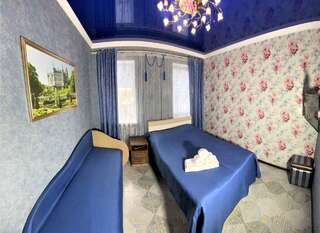 Гостиница Риф Оренбург Номер категории комфорт с о односпальной кроватью и диваном-1