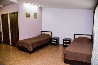 Гостиница Риф Оренбург Номер категории Стандарт с 5 односпальными кроватями и диваном-2