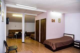 Гостиница Риф Оренбург Номер категории Стандарт с 5 односпальными кроватями и диваном-3