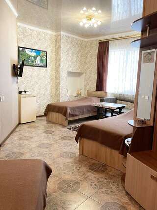 Гостиница Риф Оренбург Номер Комфорт + с 3 односпальными кроватями и диваном-3