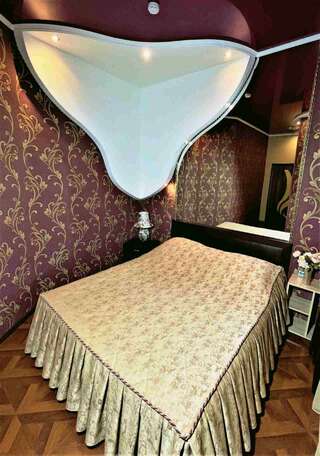 Гостиница Риф Оренбург Номер 2-комнатный категории Люкс с двуспальной кроватью и диваном-4