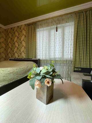 Гостиница Риф Оренбург Номер категории Комфорт+ с двуспальной кроватью и диваном-2