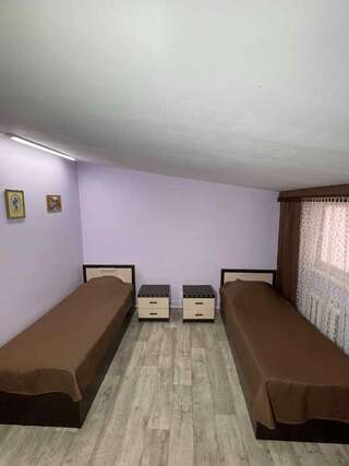 Гостиница Риф Оренбург Номер категории Стандарт с 5 односпальными кроватями и диваном-5