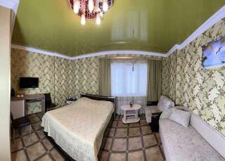 Гостиница Риф Оренбург Номер категории Комфорт+ с двуспальной кроватью и диваном-1