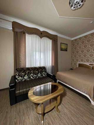Гостиница Риф Оренбург Номер категории Полулюкс с двуспальной кроватью и диваном-2